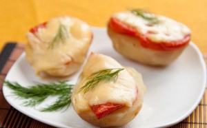 Картофель запеченный в духовке с сыром и помидорами Картофель запеченный в духовке с сыром и помидорами